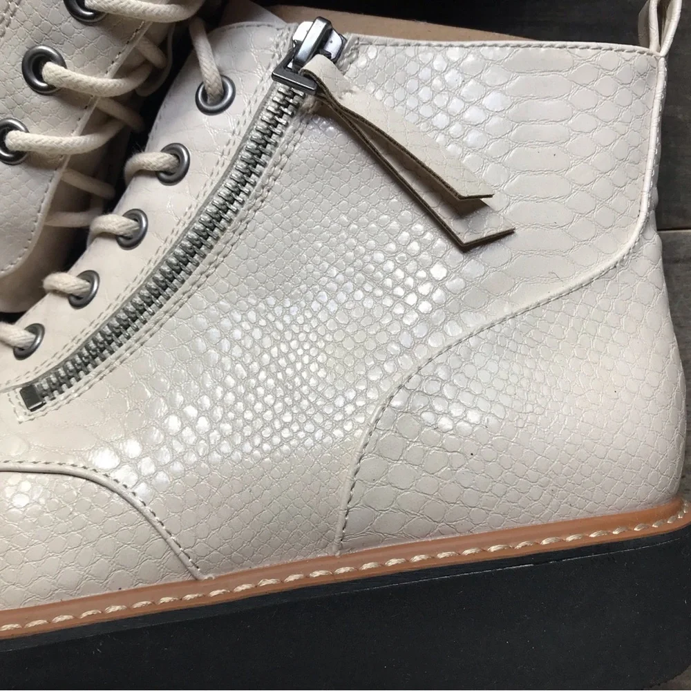 Naturalizer Eeva Ankle Boot Size 7.5 Wide Women’s Porcelain Ivory Embossed
